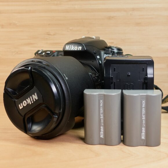 Nikon D300 dslr Camera 12.3MP with Nikkor AF-S DX VR 18-200mm Lens - Picture 2 of 12